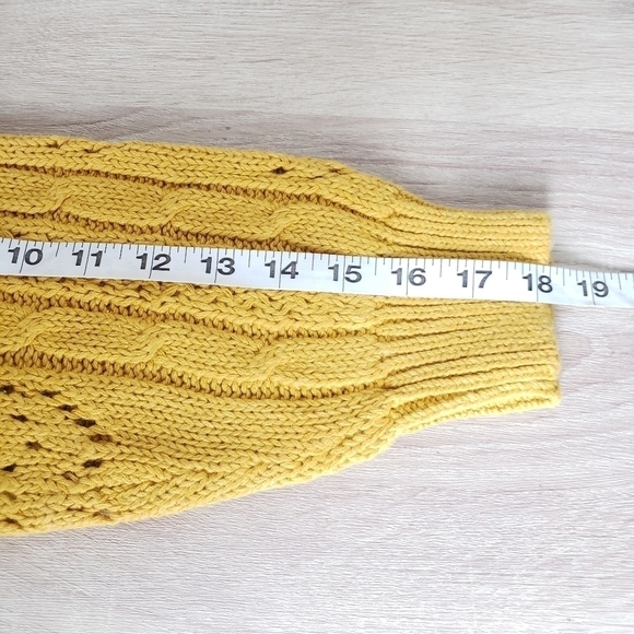 VINTAGE Wheat Yellow V-neck Cable Knit Sweater size Medium - Picture 7 of 10